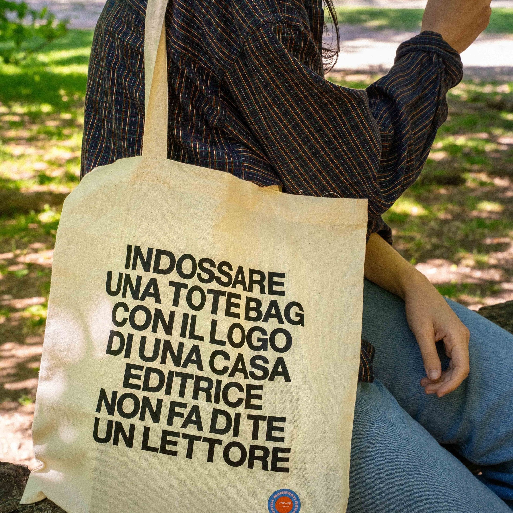 Indossare una tote bag con il logo di una casa editrice