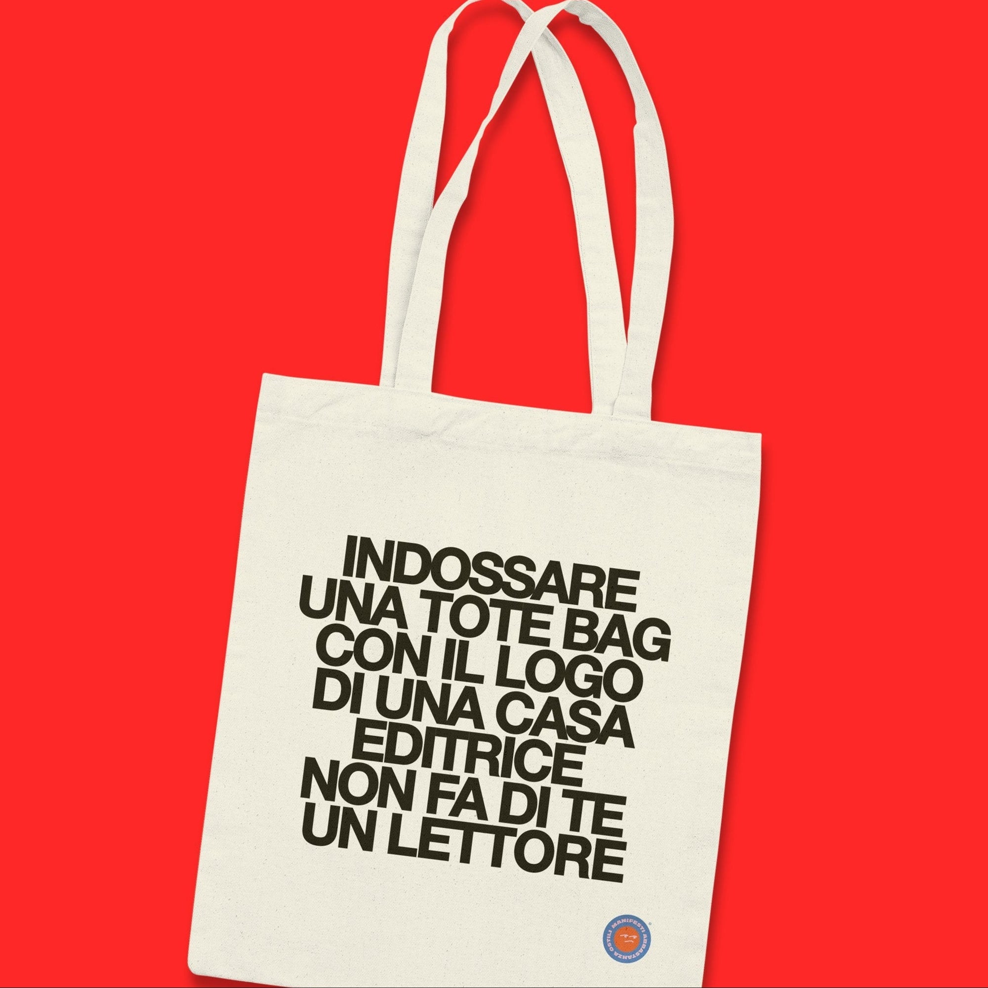 Indossare una tote bag con il logo di una casa editrice